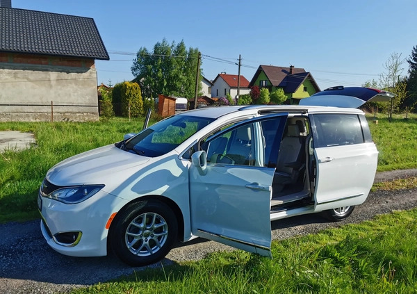 Chrysler Pacifica cena 98500 przebieg: 196900, rok produkcji 2017 z Rzeszów małe 781